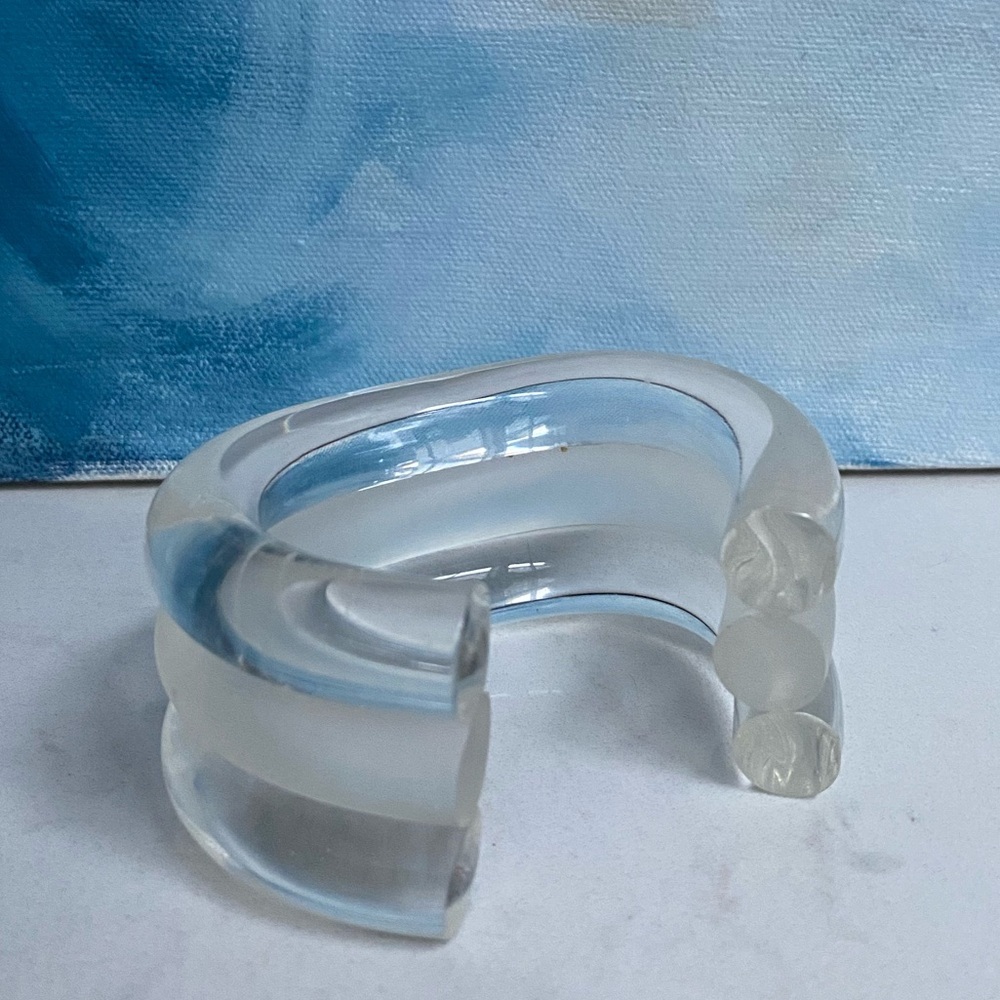 RARE 80s VTG JUDITH HENDLER Clear &Translucent White Lucite Cuff Bracelet Signed - Picture 2 of 6
